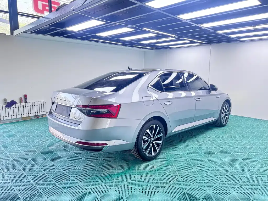 Skoda Superb — фото 9