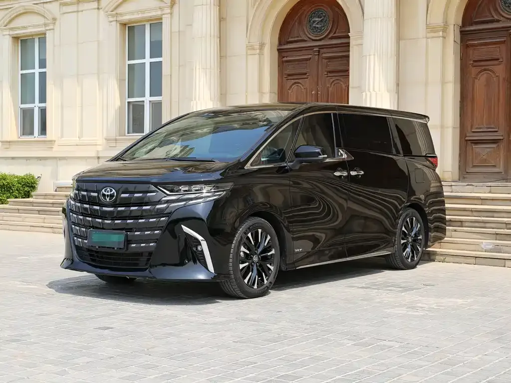 Toyota Alphard — фото 1