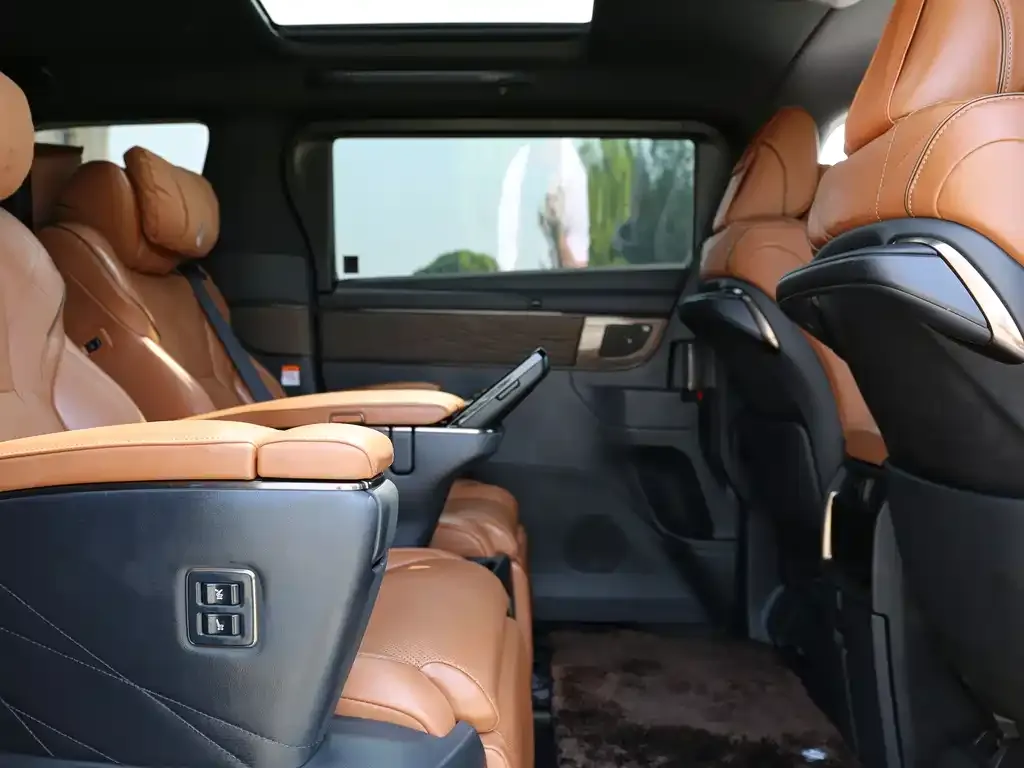 Toyota Alphard — фото 2