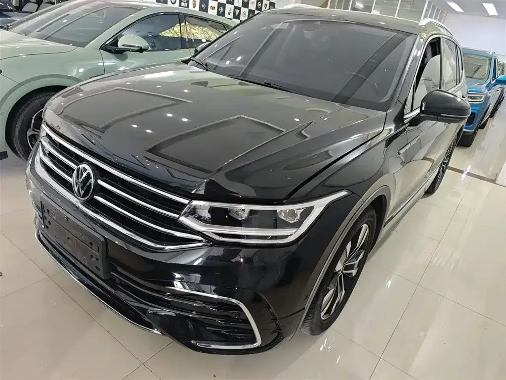 Volkswagen Tiguan L — фото 1