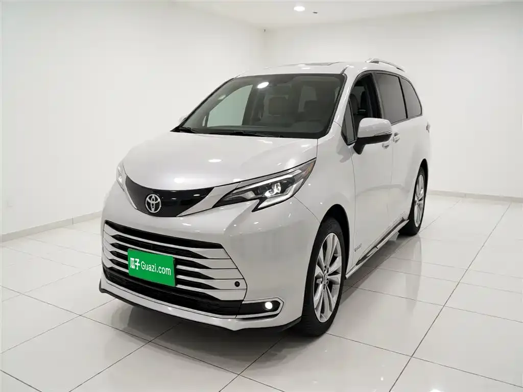 Toyota Sienna — фото 1