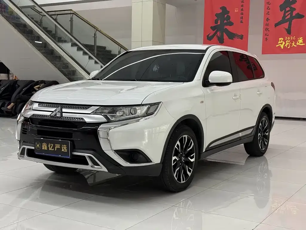 Mitsubishi Outlander — фото 1