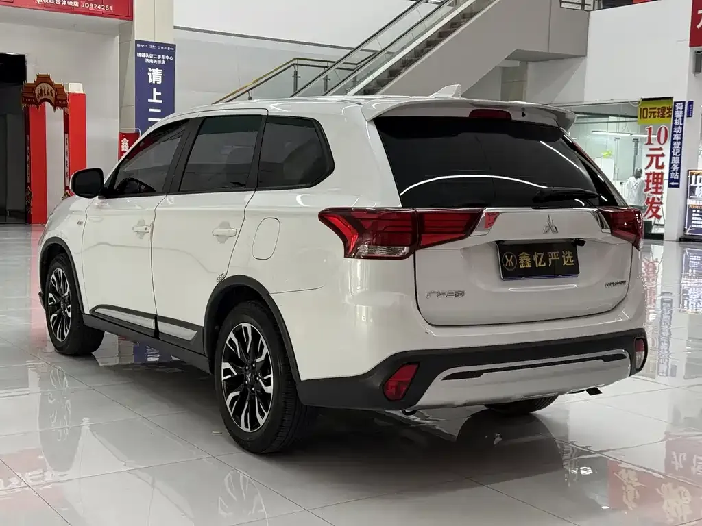 Mitsubishi Outlander — фото 5