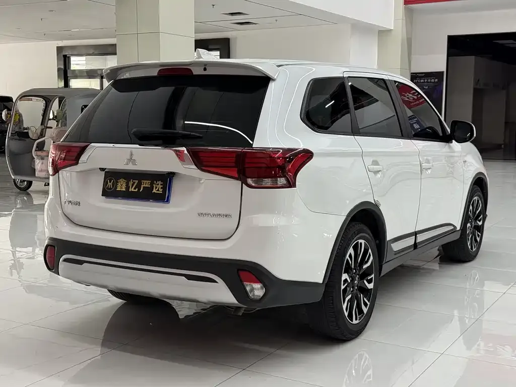 Mitsubishi Outlander — фото 10