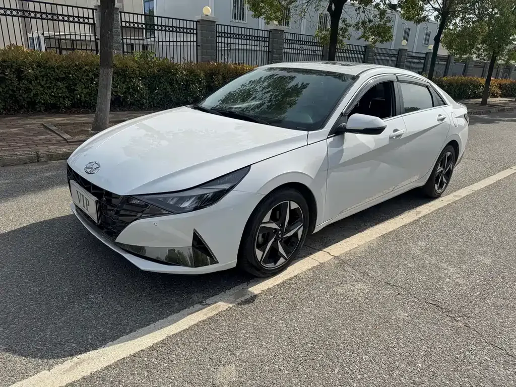 Hyundai Elantra — фото 1