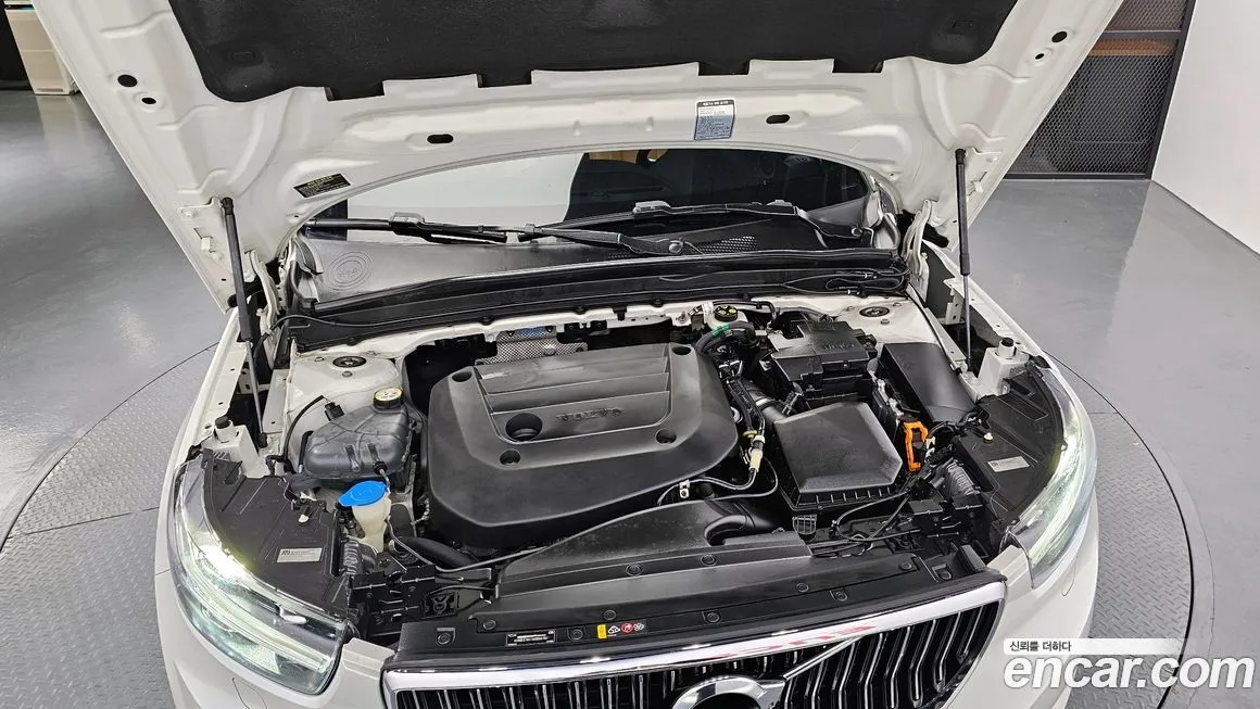 Volvo XC40 — фото 10