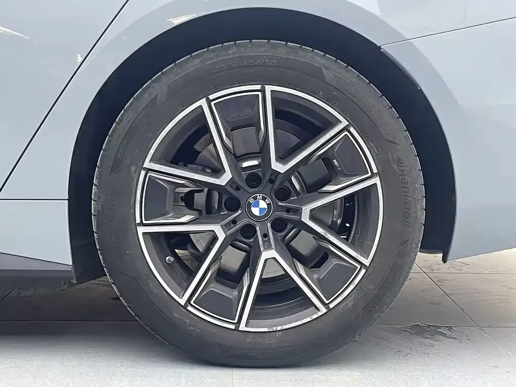 BMW i4 — фото 10