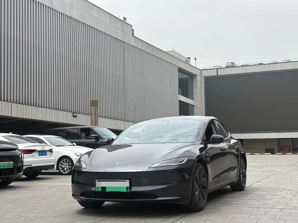 Tesla Model 3 — фото 1