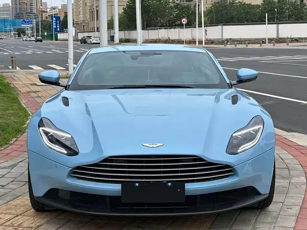 Aston Martin DB11 — фото 2
