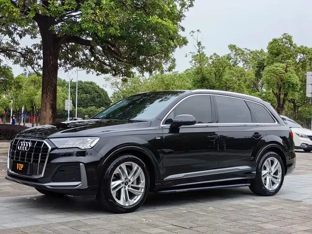 Audi Q7 — фото 1