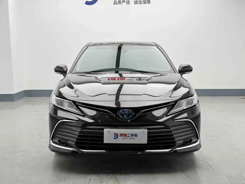 Toyota Camry — фото 1