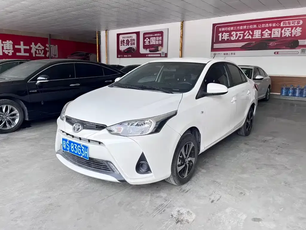 Toyota Yaris L — фото 1