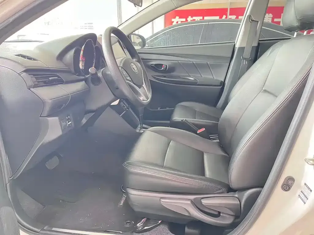 Toyota Yaris L — фото 3