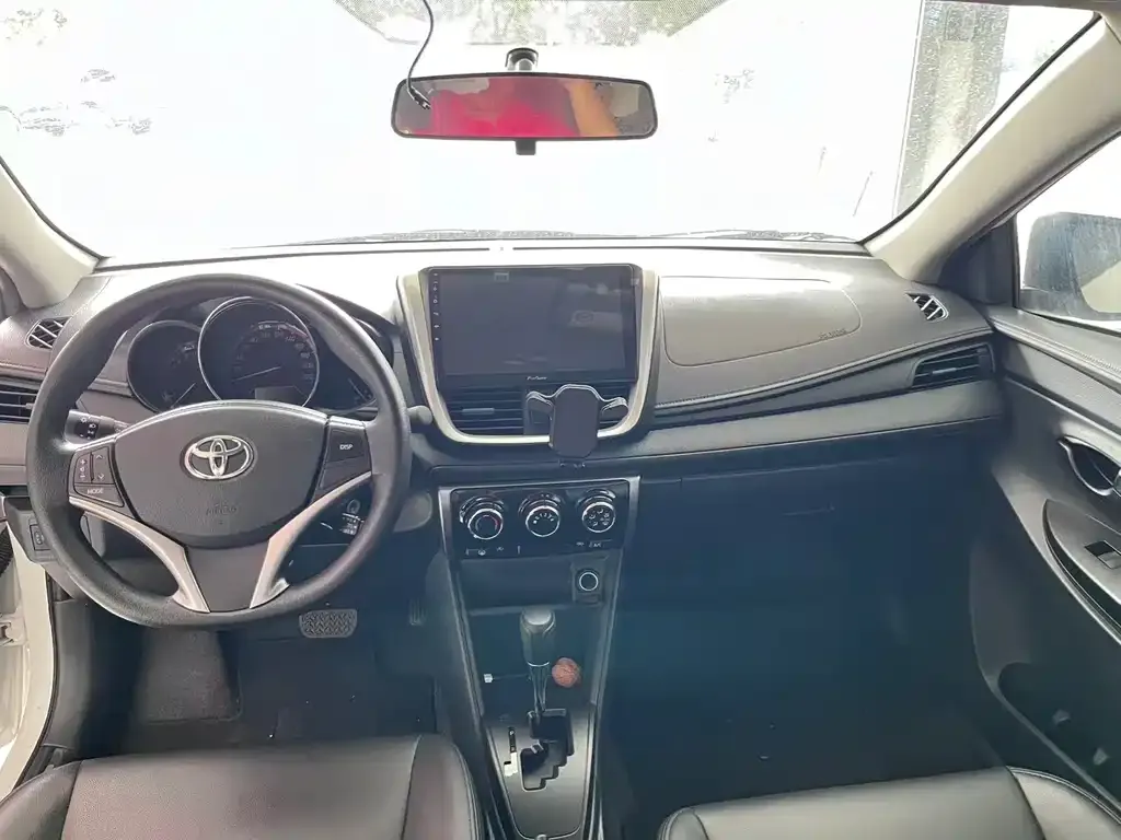 Toyota Yaris L — фото 4