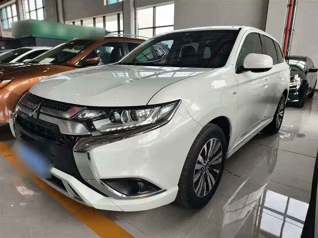 Mitsubishi Outlander — фото 1