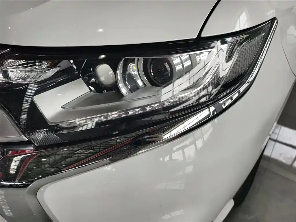 Mitsubishi Outlander — фото 2