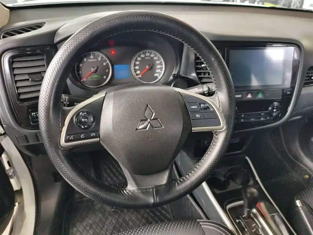 Mitsubishi Outlander — фото 10