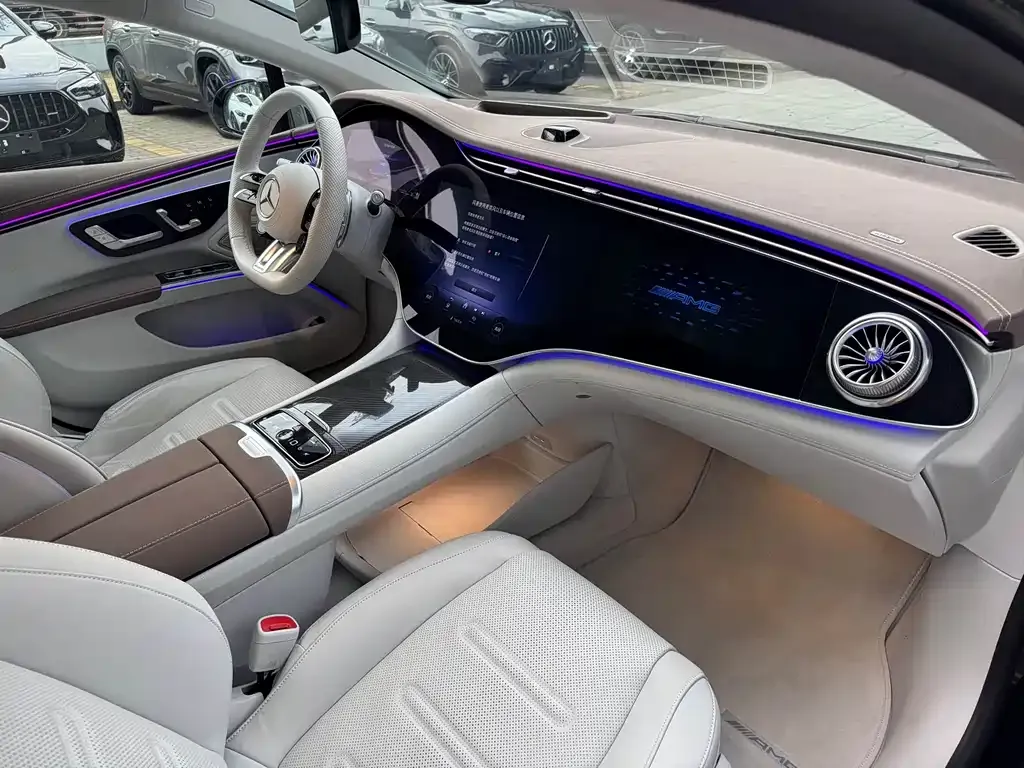 Mercedes-Benz EQS AMG — фото 10