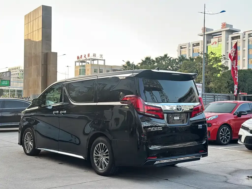 Toyota Alphard — фото 8