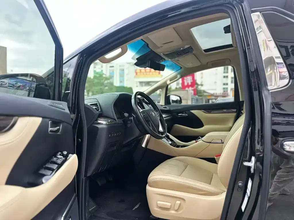 Toyota Alphard — фото 2