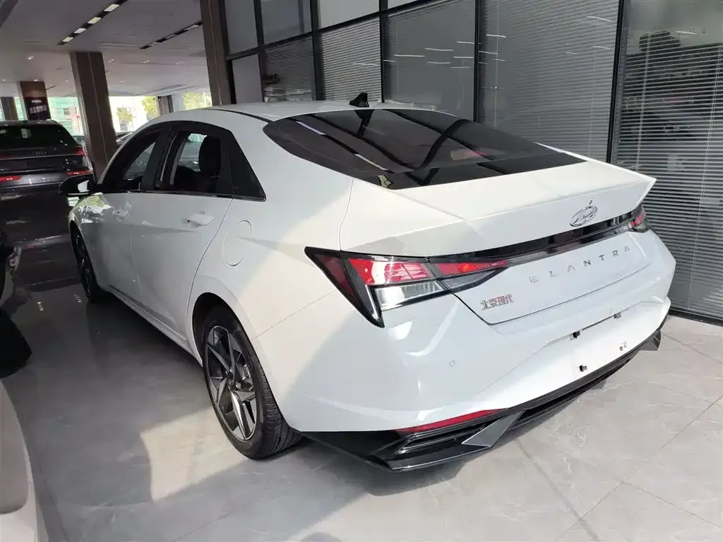 Hyundai Elantra — фото 3