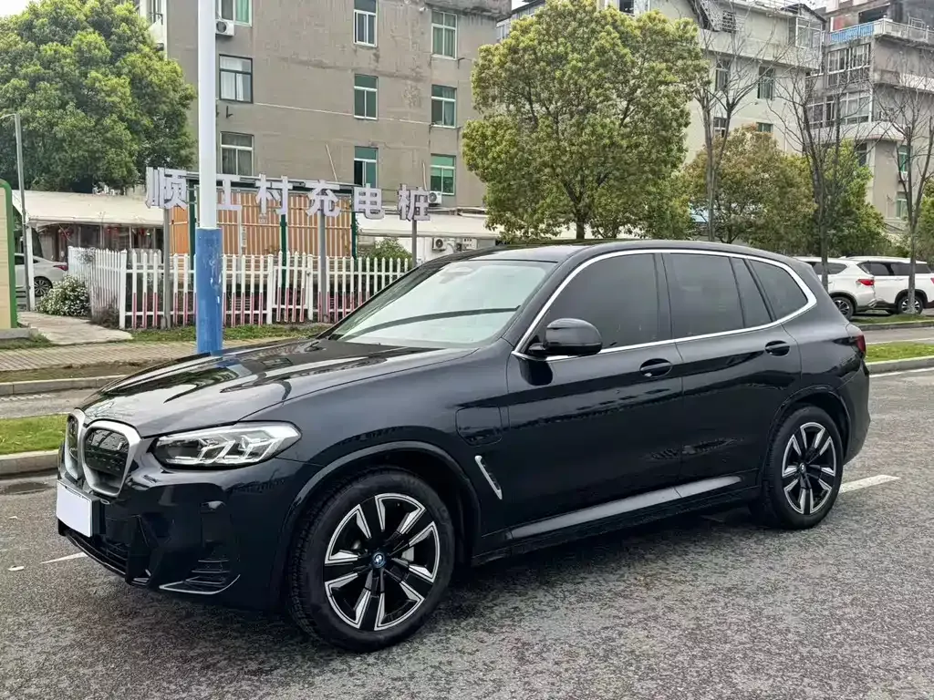 BMW iX3 — фото 1