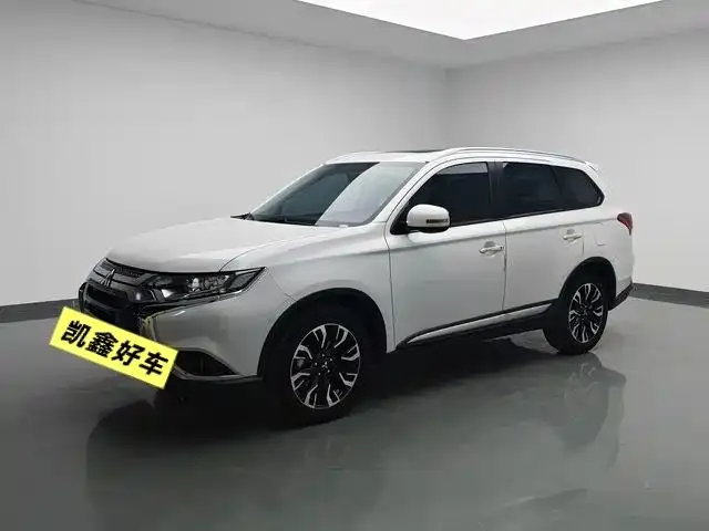 Mitsubishi Outlander — фото 1