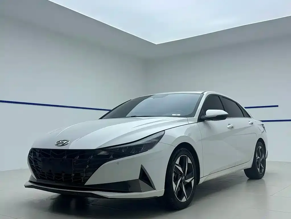 Hyundai Elantra — фото 1