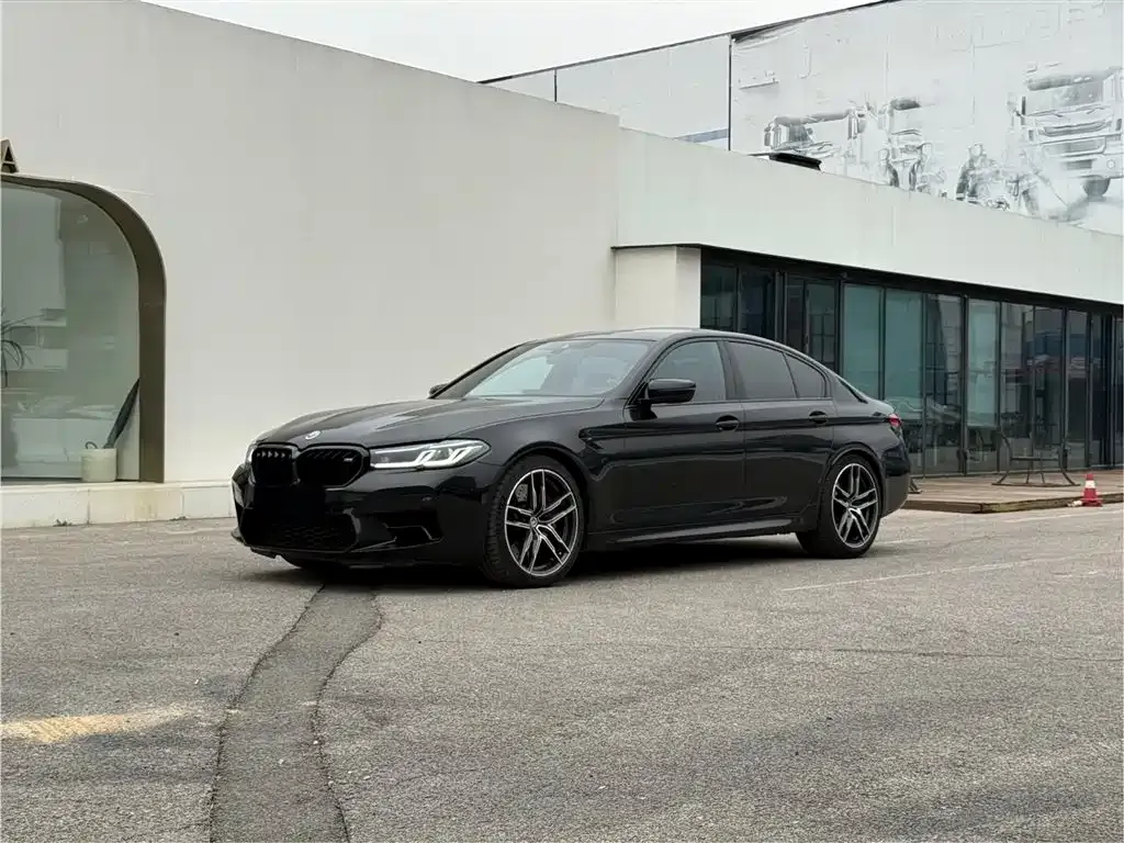 BMW M5 — фото 1