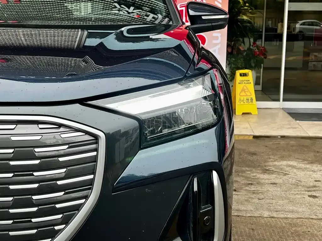 Audi Q4 e-tron — фото 4