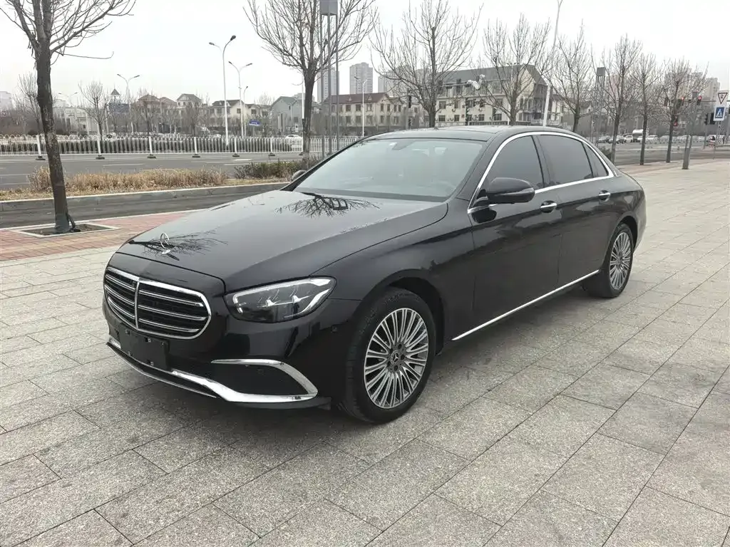 Mercedes-Benz E-Class — фото 1