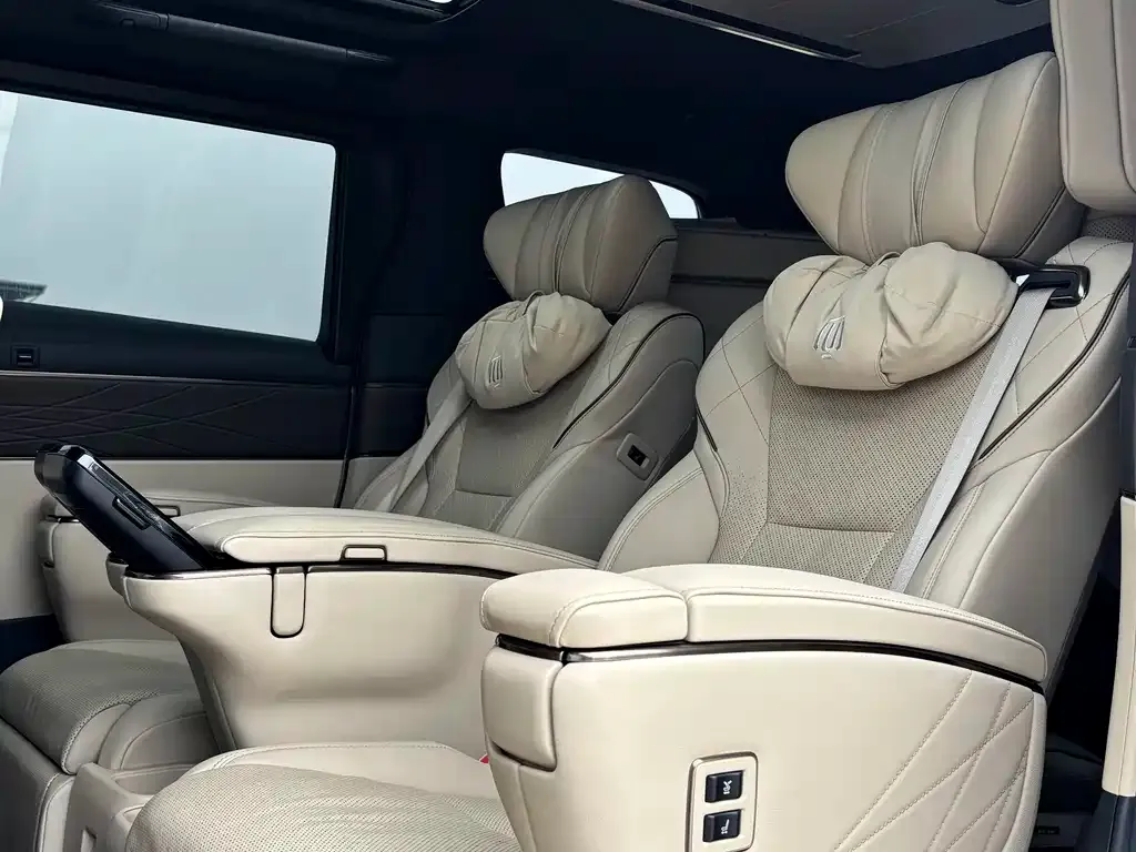 Toyota Vellfire — фото 2