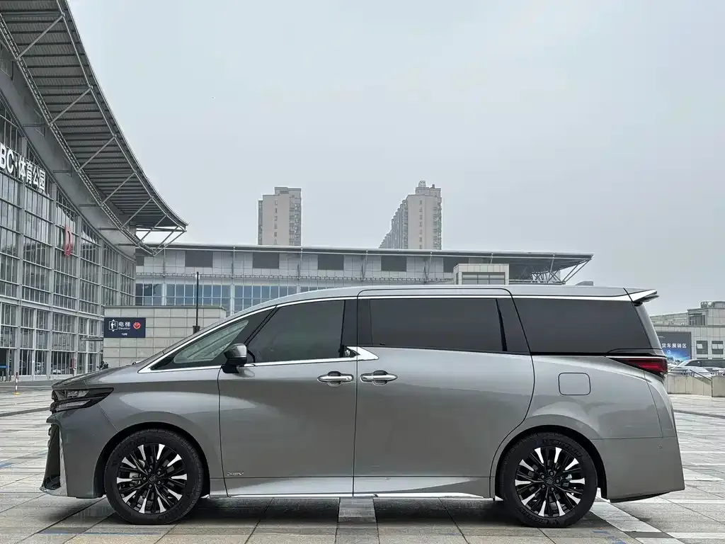 Toyota Vellfire — фото 4