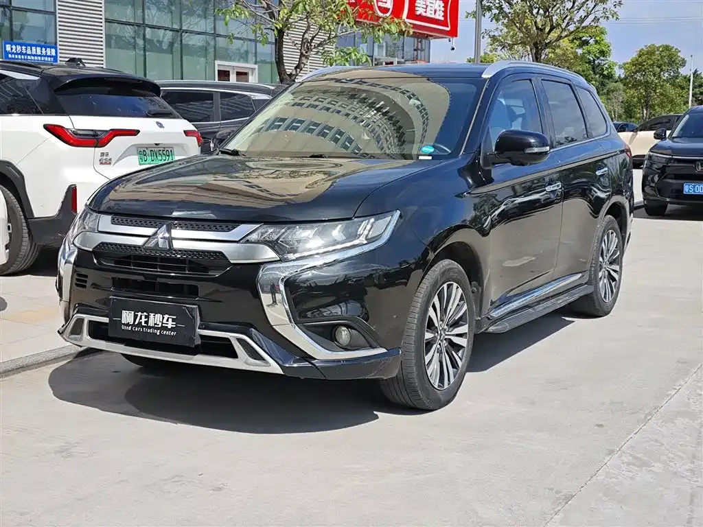 Mitsubishi Outlander — фото 1