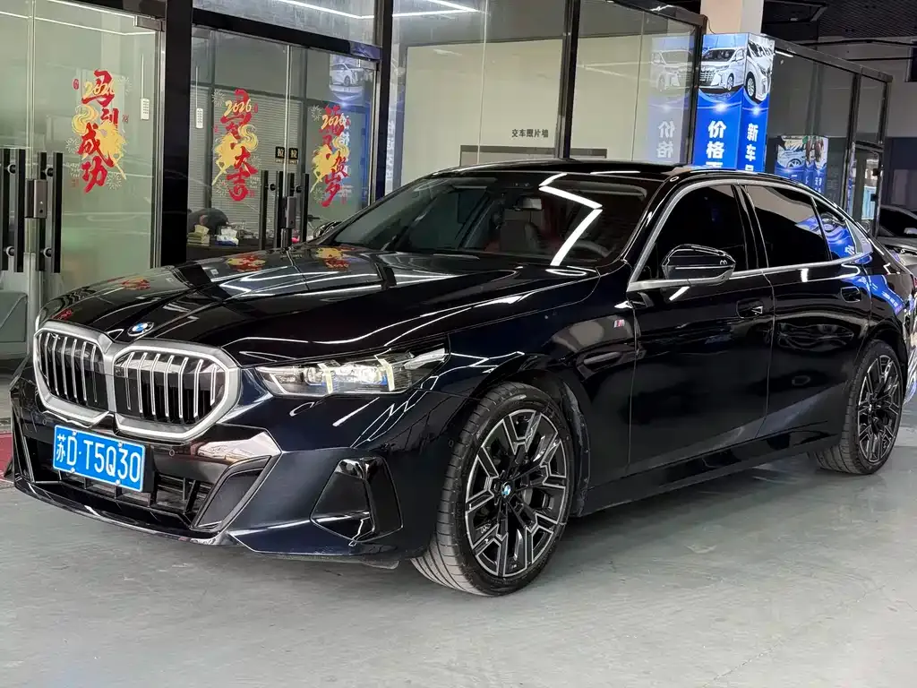 BMW 5 Series — фото 1