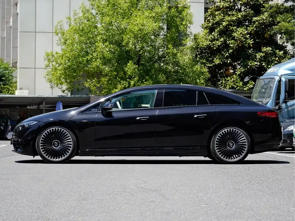 Mercedes-Benz EQS AMG — фото 8