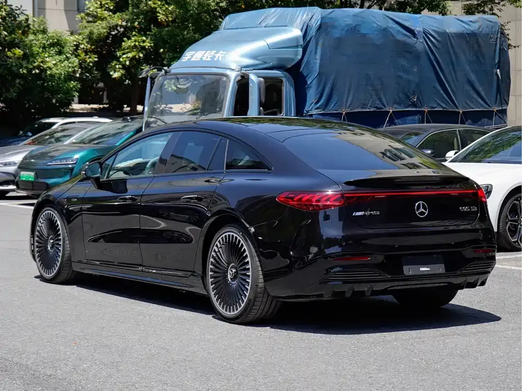 Mercedes-Benz EQS AMG — фото 9