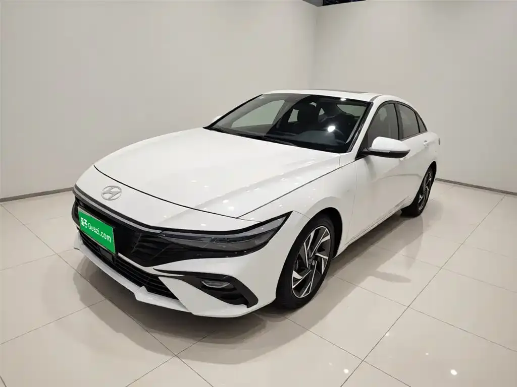 Hyundai Elantra — фото 1