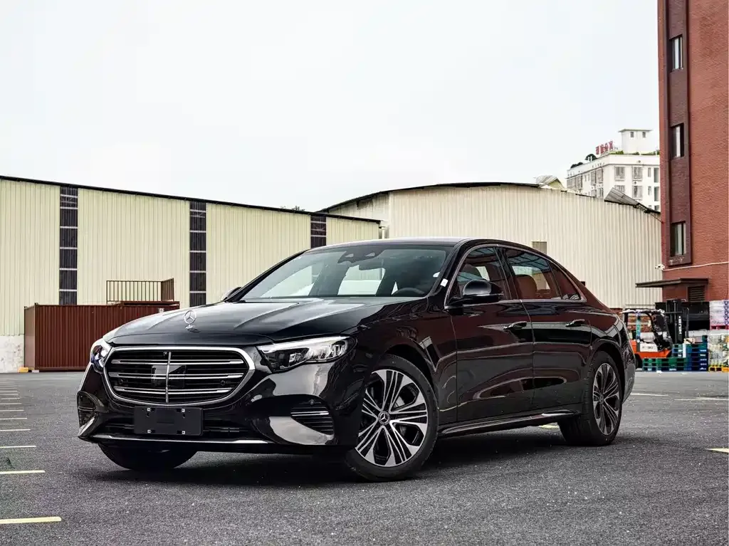 Mercedes-Benz E-Class — фото 1
