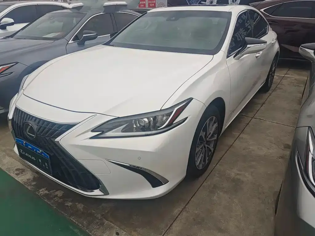 Lexus ES — фото 1