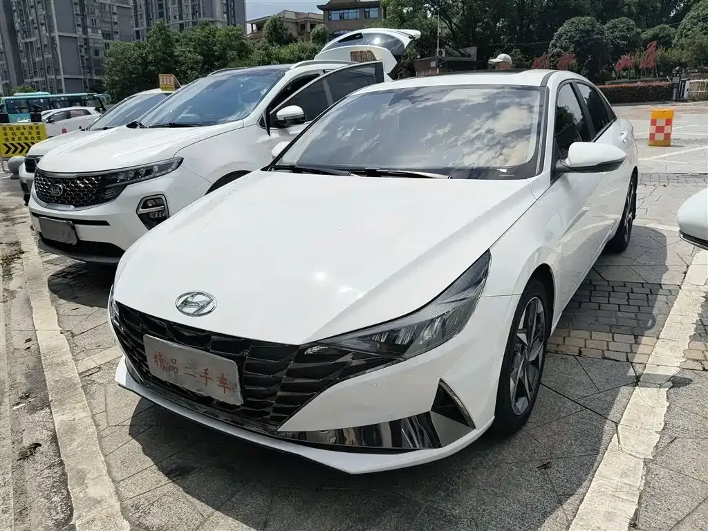 Hyundai Elantra — фото 1