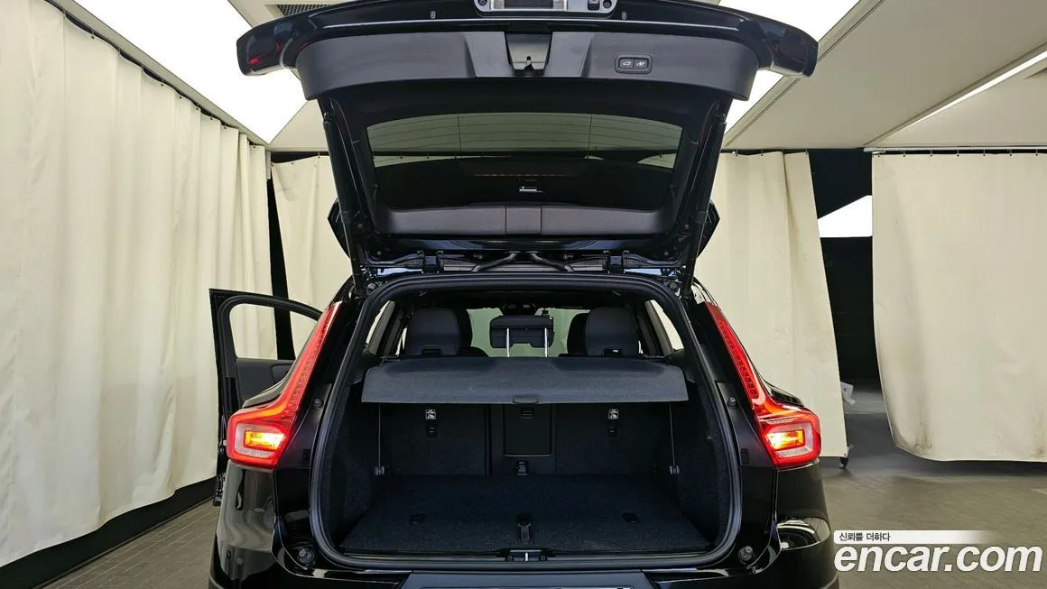 Volvo XC40 — фото 9
