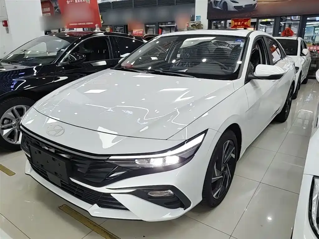 Hyundai Elantra — фото 1