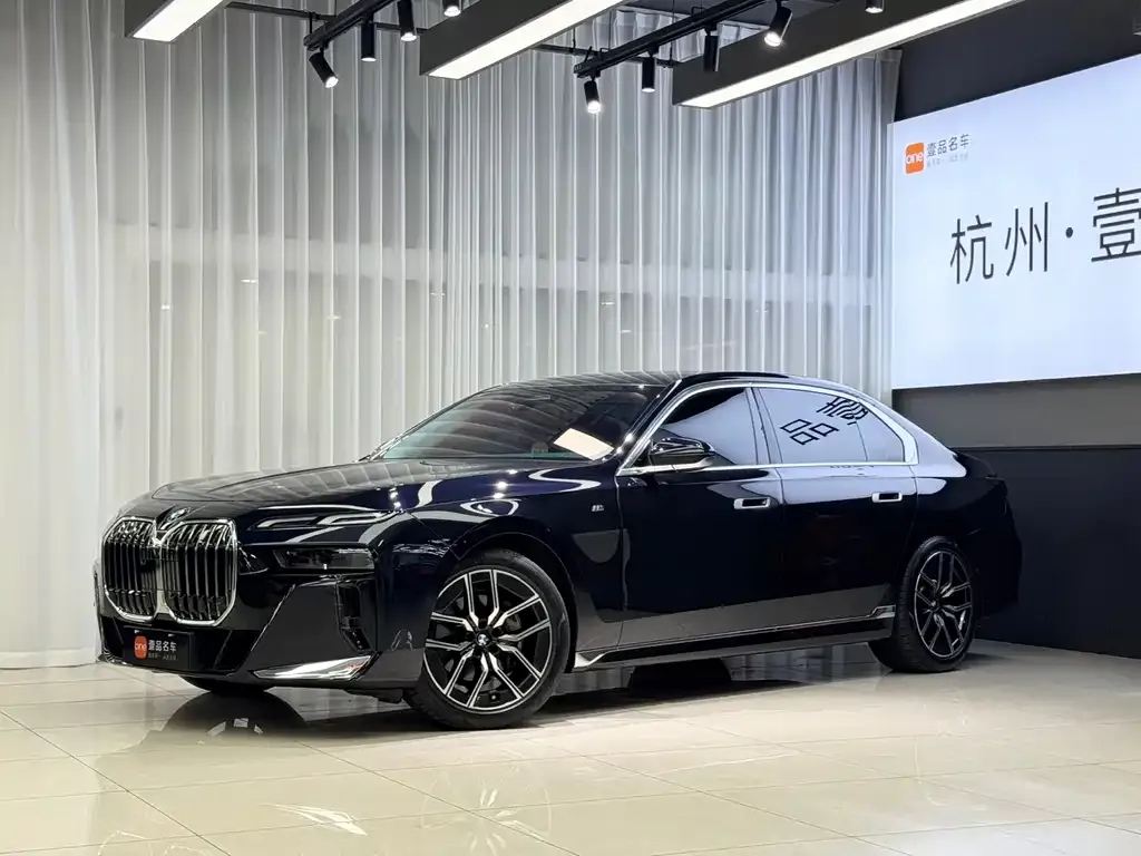 BMW 7 Series — фото 1