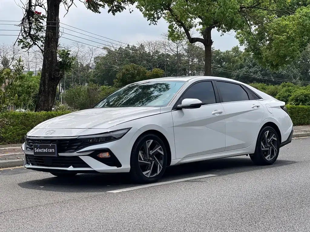 Hyundai Elantra — фото 1