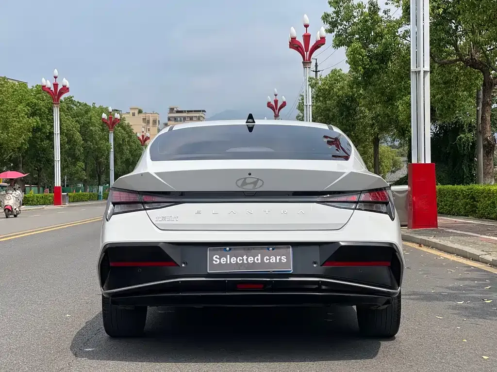 Hyundai Elantra — фото 2