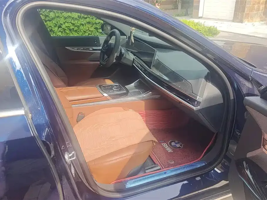 BMW 7 Series — фото 10