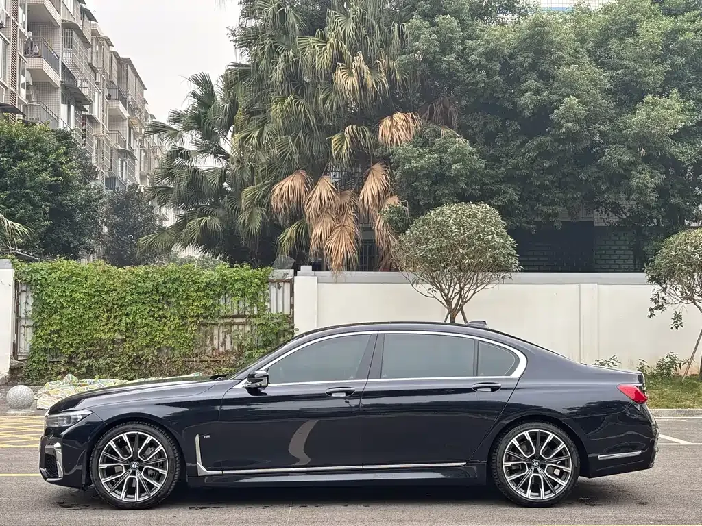 BMW 7 Series — фото 9