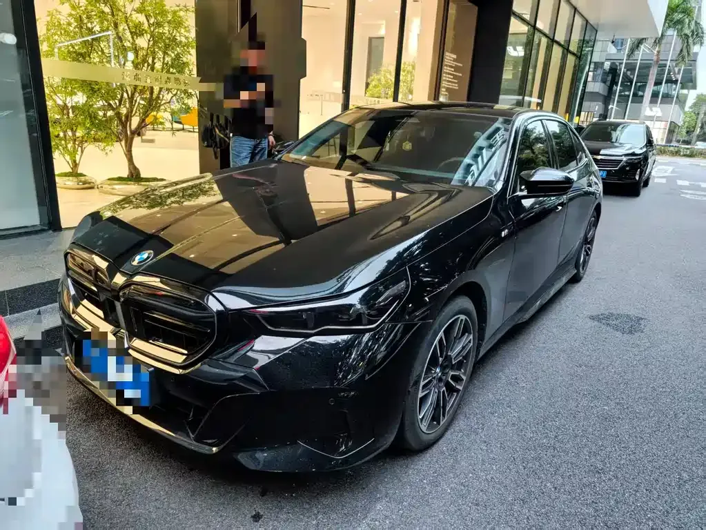 BMW 5 Series — фото 1