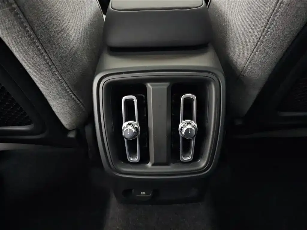 Volvo XC40 NEV — фото 5